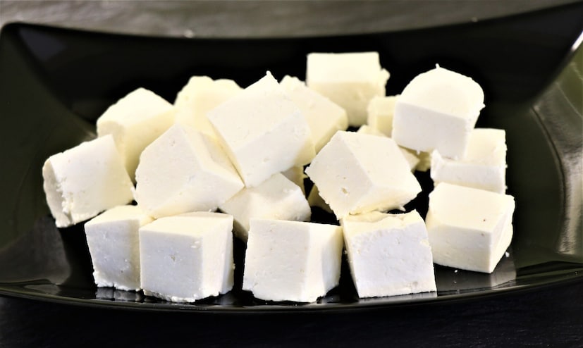 আরেকটি সহজ উপায় হল জিপলক ব্যাগ ব্যবহার করা। পনিরের টুকরোগুলো ব্যাগে রাখুন, তারপর জিপলক ব্যাগ শক্ত করে বন্ধ করে সেটি ফ্রিজে রাখুন। এই পদ্ধতিটি রেফ্রিজারেটরের শুষ্ক বাতাসকে পনিরের উপর প্রভাব ফেলতে বাধা দেয়। ফলস্বরূপ, এর স্বাদ অক্ষুণ্ণ থাকে। বেশিরভাগ মানুষ সহজেই এই পদ্ধতি অনুসরণ করতে পারেন।