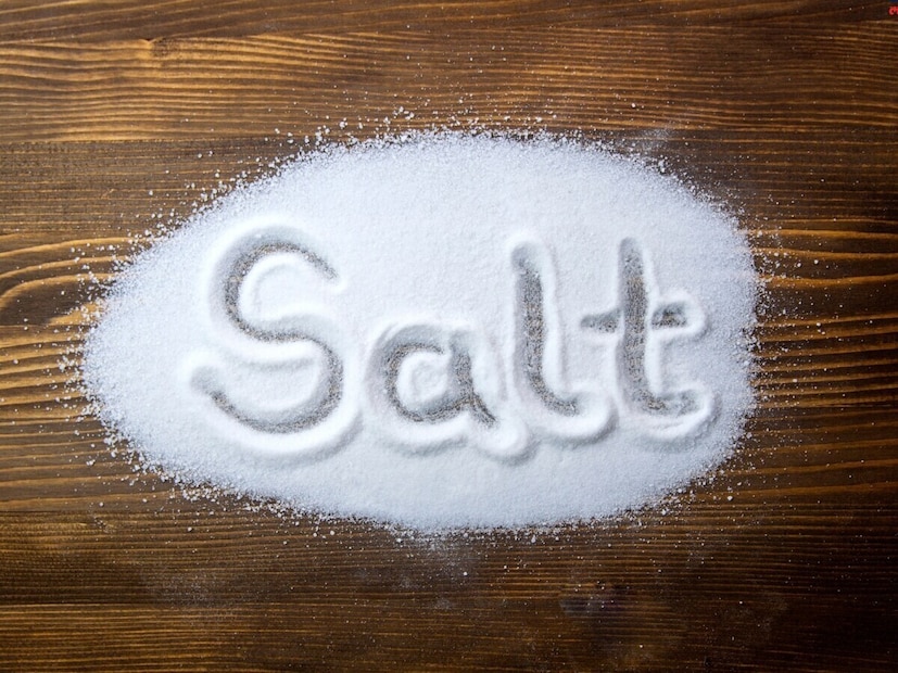 এছাড়া জলে সামান্য লবণ মিশিয়ে পনির রাখাও একটি ভাল ও সহজ পদ্ধতি। লবণ স্বাভাবিকভাবেই ব্যাকটেরিয়ার বৃদ্ধি কমায়। এই কারণেই লবণ জলে রাখা পনির দ্রুত নষ্ট হয় না। বাড়িতে তৈরি টাটকা পনিরের জন্য এই পদ্ধতিটি আরও কার্যকরভাবে কাজ করে। এটি পনির শক্ত হওয়া রোধেও সাহায্য করে।