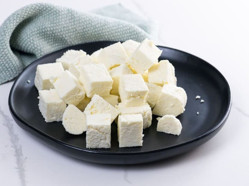 কারণ যদি পনির সঠিকভাবে সংরক্ষণ না করা হয়, তবে এটি দ্রুত নষ্ট হয়ে যায়। বিশেষ করে গরম দিনে, বা তাপমাত্রার তারতম্য বেশি হলে যদি পনির দীর্ঘ সময় ধরে বাইরে রাখা হয়, তবে এর স্বাদ এবং গন্ধ পাল্টে যায়। তাই পনিরকে টাটকা এবং নরম রাখার জন্য কিছু সহজ পদ্ধতি অনুসরণ করা জরুরি।