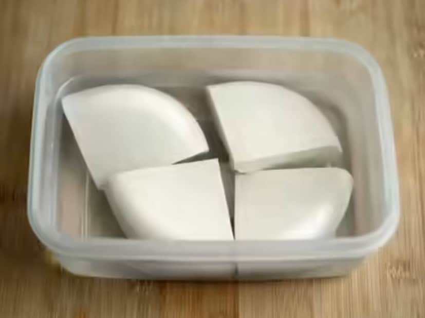 প্রোটিন, ক্যালসিয়াম ও ভিটামিন সমৃদ্ধ এই খাবার নিত্যদিনের ডায়েটেও সবাই পাতে রাখেন আজকাল নিয়ম করে। তবে একটা জিনিস লক্ষ্য করে দেখবেন, আমরা বাজার থেকে পনির কিনি বা বাড়িতে তৈরি করি, যাই করি না কেন এই জিনিসটি স্টোর করে বেশি সময় রাখলেই বদলে যায় এর স্বাদ।