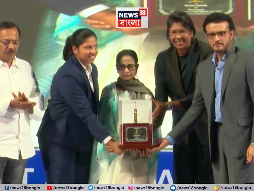 বঙ্গভূষণ দেওয়া হল রিচাকে, মমতা বন্দ্যোপাধ্যায় তুলে দিলেন সেই সম্মান, এর পাশাপাশি সোনার মেয়েকে রাজ্য বরণ করে নিল সোনার চেন দিয়ে৷ 