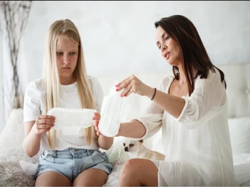 মেনার্কে সাধারণত ৮ থেকে ১৫ বছর বয়সের মধ্যে ঘটে, ব্যতিক্রমও সম্পূর্ণ স্বাভাবিক। শরীর হরমোনের পরিবর্তনে একটি চক্রের মধ্য দিয়ে যায়, যার মধ্যে মূলত ইস্ট্রোজেন এবং প্রোজেস্টেরন জড়িত, যা জরায়ুকে ঋতুচক্রের জন্য প্রস্তুত করে। এই অভ্যন্তরীণ পরিবর্তনগুলির সঙ্গে সঙ্গে স্তনের বিকাশ, ব্রণ, শারীরিক বৃদ্ধি, পিউবিক এবং অ্যাক্সিলারি রোমের বৃদ্ধি এবং মেজাজের ওঠানামার মতো লক্ষণগুলিও দেখা দেয়। এটি একটি সংবেদনশীল সময় যার জন্য কেবল বাস্তব শিক্ষাই নয়, পিতামাতা, এমনকি শিক্ষকদের দিক থেকেও মানসিক আশ্বাস প্রয়োজন। Photo- Representative 