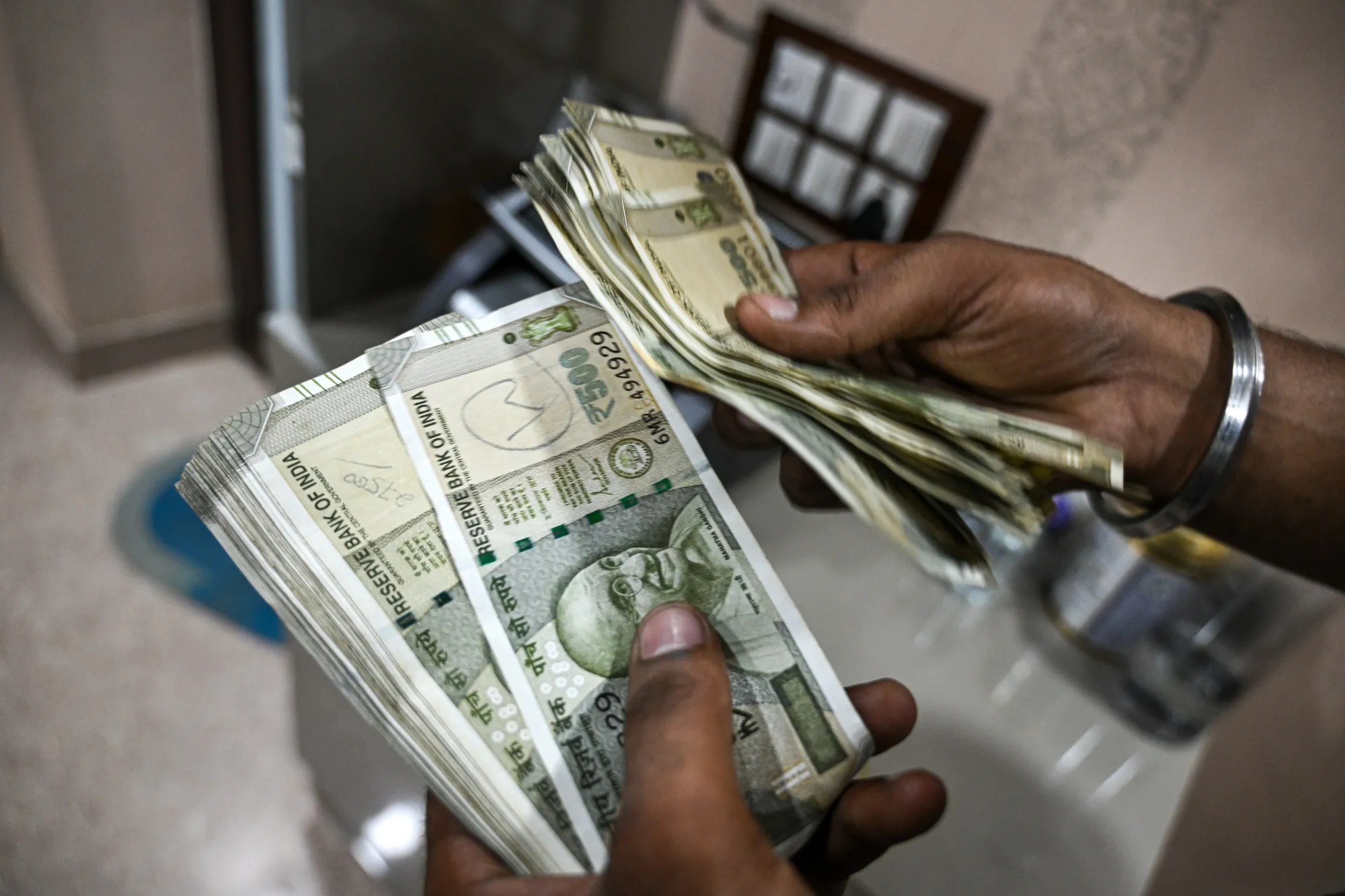 বর্তমান হিসেবে ভারতীয় টাকায় ১ মার্কিন ডলারের দাম ৮৮/৬৩ রুপি। সেই হিসেবে মতো ক্যালকুলেশন করলে দেখা যাচ্ছে ১০০ মার্কিন ডলারের দাম এদেশে হবে ৮,৮৬২.৯১ ভারতীয় টাকার সমান।