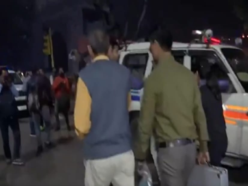 লালকেল্লার কাছে বিস্ফোরণস্থলে যাচ্ছেন কেন্দ্রীয় স্বরাষ্ট্রমন্ত্রী অমিত শাহ। তিনি জানালেন, তদন্তে যা উঠে আসবে, তা প্রকাশ করা হবে জনসমক্ষে। (ছবি সৌজন্যে PTI)