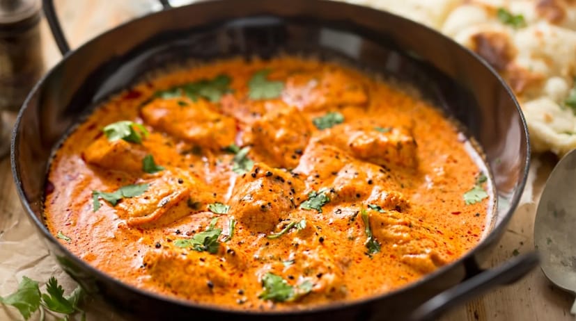 Butter chicken- মশলা এবং স্বাদে ভরপুর সুস্বাদু বাটার চিকেন খেয়েছেন তো নিশ্চয়ই। তন্দুরিতে রান্না করা মুরগির টুকরোগুলো টমেটো, মাখন এবং ক্রিম দিয়ে তৈরি হালকা কারি গ্রেভিতে ঢেলে দেওয়া হয়। এই পদটি নানের সঙ্গে সবচেয়ে ভালোভাবে উপভোগ করা হয়। (Image-Canva)