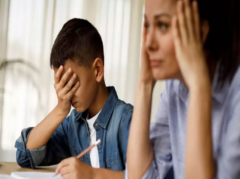 স্কুল থেকে ফিরলে বা কোনও বন্ধুর সঙ্গে মিশলে, লক্ষ রাখুন তার চারপাশের বন্ধুরা কেমন। তাদের মধ্যে কারও মিথ্যা বলার প্রবণতা থাকলে তা যেন আপনার শিশুকে প্রভাবিত করতে না পারে, সে বিষয়ে যত্নবান হোন। প্রয়োজনে মিথ্যা বলা শিশুটির অভিভাবকের সঙ্গে কথা বলুন। 