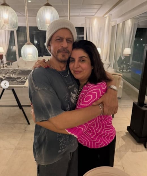 কয়েক ঘণ্টা আগে ফারাহ খান তাঁর ইনস্টাগ্রামে শাহরুখ খানের সঙ্গে আলিবাগের জন্মদিন উদযাপনের দুটি ছবি পোস্ট করেছিলেন। তিনি তাঁর জন্য একটি ছোট কিন্তু মিষ্টি নোট লিখেছিলেন যাতে লেখা ছিল, 