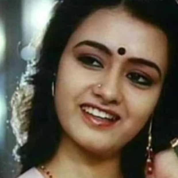 ইউটিউব চ্যানেল 'আভাল ভিকাতান'-এ এক সাক্ষাৎকারে অমলা আক্কিনেনির অবিবাহিত জীবন সম্পর্কে জানা গিয়েছে। অমলা স্পষ্ট করে বলেন যে তাঁর বাবা-মায়ের বিবাহবিচ্ছেদ হয়ে যায়। তাঁর বাবা আবার বিয়ে করেছিলেন। অমলা আক্কিনেনির বাবা, একজন নৌবাহিনীর কর্মকর্তা, উত্তর প্রদেশে শিক্ষিত এবং বেড়ে ওঠেন। বিবাহবিচ্ছেদ পর, মায়ের সঙ্গেই ছিলেন অমলার। 