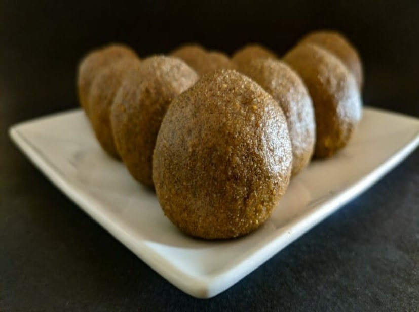 কালো বিউলির ডালে প্রচুর পরিমাণে প্রোটিন থাকে যা কোলাজেন উৎপাদনে সাহায্য করে। ত্বকের অন্যতম উপাদানই হল কোলাজেন। বয়স বৃদ্ধি বা দূষণের কারণে কোলাজেন কমে গেলে ত্বকে বার্ধক্যের ছাপ পড়ে।