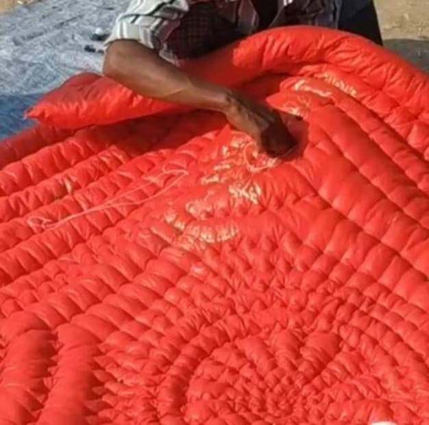 এরপর মুর্শিদকুলি খাঁর মেয়ের জামাই নবাব সুজাউদ্দিন মখমলের পরিবর্তে এই লেপের কভারে সিল্ক কাপড় ব্যবহার শুরু করেন। তবে রঙের কোনও পরিবর্তন হয়নি।