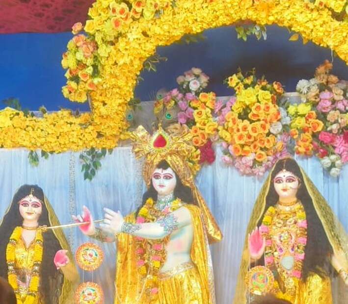 তবে শতদল ক্লাবের সবচেয়ে বড় বিষয় এখানে সব ধর্ম ভাই ভাই। কৃষ্ণ পুজোয় অংশগ্রহণ বিভিন্ন সম্প্রদায়ের মানুষ। এমনকি পুজো কমিটিতেও আছেন তাঁরা। 