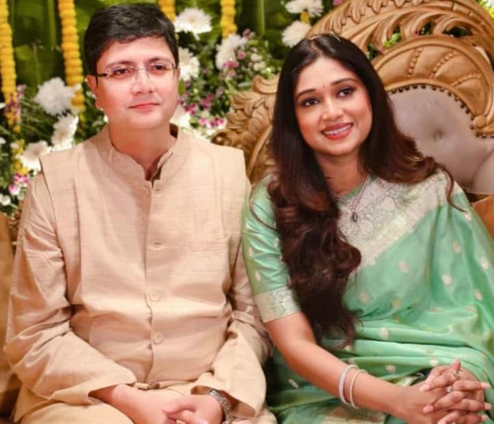 নাম শৌর্য, সম্ভবত তিনি তথ্যপ্রযুক্তির সঙ্গে যুক্ত৷ থাকেন বেঙ্গালুরুতে। বেশ কিছু দিন প্রেমপর্বের পর বিয়ের সিদ্ধান্ত নিয়েছেন তাঁরা। 