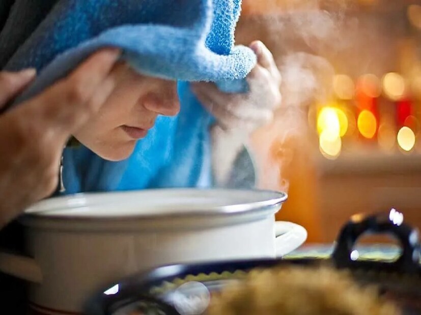 গরম জলের ভাপ- ফুটন্ত গরম জলে মেন্থল মিশিয়ে নিন। এবার মাথার উপর টাওয়েল চাপা দিয়ে বড় দম নিয়ে গরম জলের ভাপ নিন। দিনে ২ বার অন্তত ১০ মিনিট করে এরকম করুন। বুকে জমে থাকা কফ খুব সহজেই বেরিয়ে আসবে।