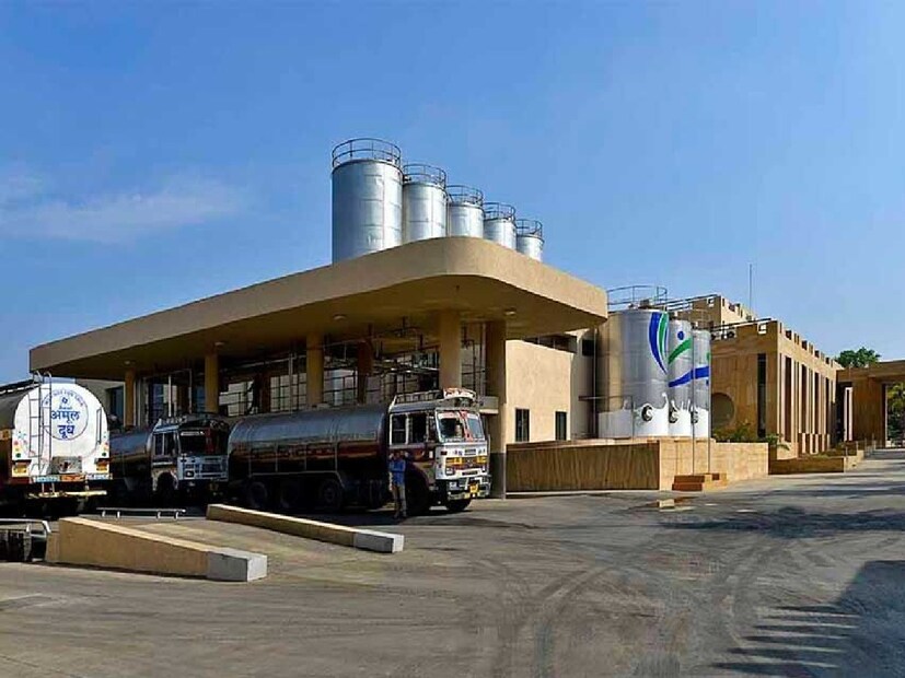 আনন্দের দুগ্ধ উন্নয়ন দেশজুড়ে লক্ষ লক্ষ কৃষকের জীবন বদলে দিয়েছে। সমবায় এমন একটি ব্যবস্থা তৈরি করেছে যেখানে কৃষকরা প্রতিদিন দুধ সরবরাহ করত এবং স্থিতিশীল আয় করত। তারা পশুচিকিৎসা সহায়তা, প্রশিক্ষণ এবং প্রযুক্তিগত সহায়তাও পেয়েছিল। আমূল ঠান্ডা দুধ ভ্যান, গুণমান পরীক্ষা এবং বৃহৎ আকারে মাখন, পনির এবং দুধের গুঁড়ো উৎপাদনের মতো নতুন ধারণা চালু করেছে। এই উন্নতিগুলি ভারতের দুগ্ধ ব্যবস্থাকে আরও শক্তিশালী করে তুলেছে এবং দেশের প্রতিটি অংশে দুধ পৌঁছতে সাহায্য করেছে। আজ, আনন্দের মডেল বিশ্বব্যাপী ঐক্য দ্বারা পরিচালিত গ্রামীণ অগ্রগতির একটি নিখুঁত উদাহরণ হিসাবে অধ্যয়ন করা হয়।