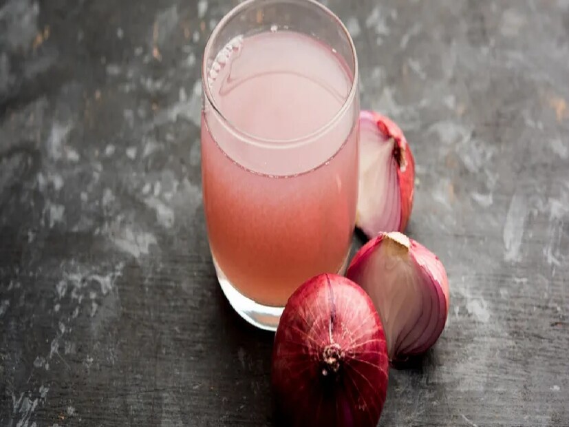 পেঁয়াজের রস-- পেঁয়াজের রস হল সালফারের ভাণ্ডার, যা কোলাজেন উৎপাদন বাড়ায়, চুলের গোড়া শক্ত করে এবং মাথার ত্বকে রক্ত সঞ্চালন উন্নত করে। এর অ্যান্টিব্যাকটেরিয়াল গুণ সংক্রমণ প্রতিরোধ করে, ফলে মাথার ত্বকে কোনওরকম ইনফেকশন হয় না।