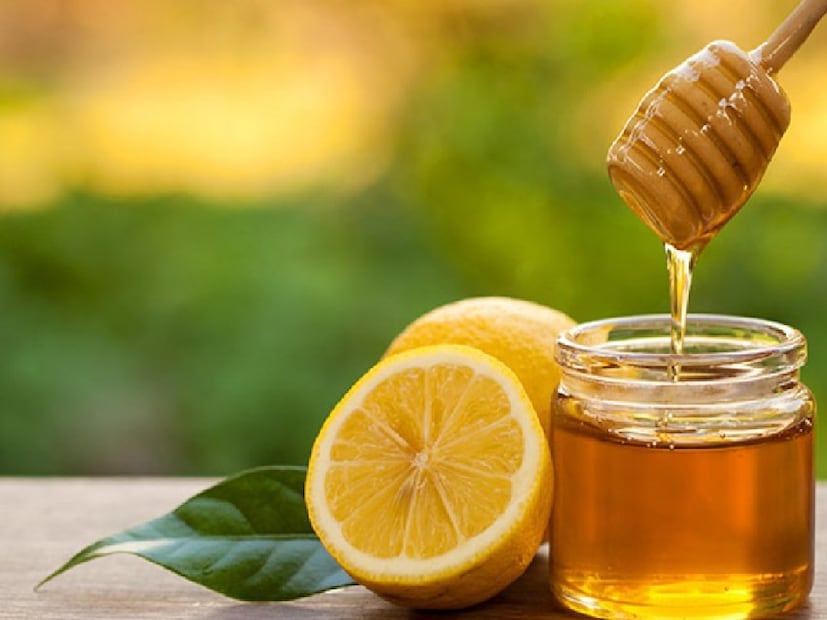 লেবু এবং মধু- লেবু জলে ১ চা-চামচ মধু মিশিয়ে খান। মধু শ্বাসযন্ত্রের ব্যাকটেরিয়া ধ্বংস করে, বুক থেকে কফ দূর করে, গলা পরিষ্কার রাখে।