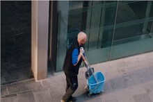 মাসে আয় প্রায় ৩ কোটি, কিন্তু তবু পরিচারিকার কাজ করেন টোকিওর বছর ৬৫-র প্রৌঢ়