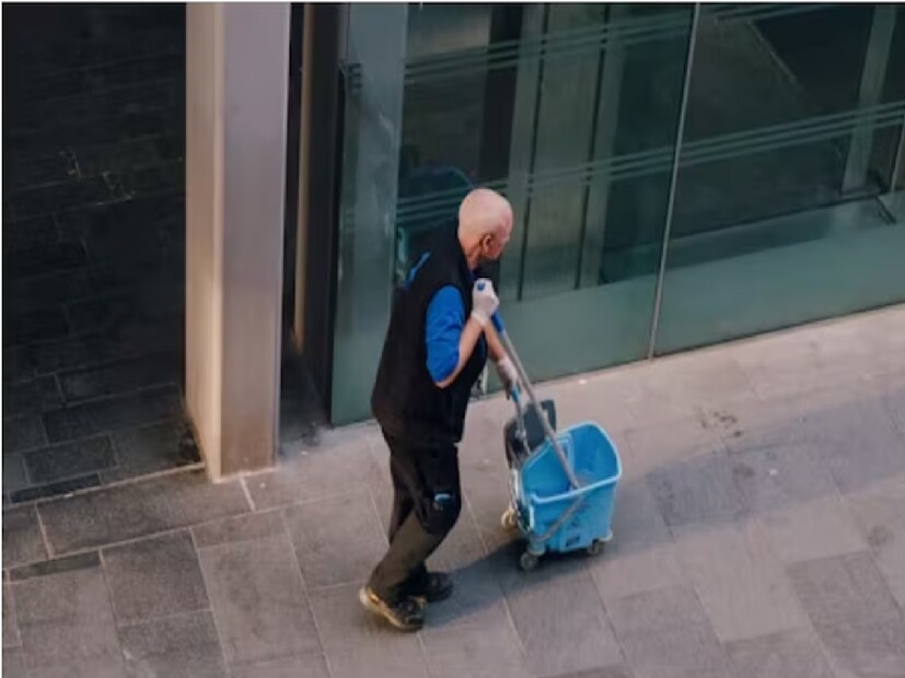 তিনি কোটি কোটি টাকার মালিক, প্রচুর সম্পত্তি ও বার্ষিক মোটা টাকা আয়, তবুও পরিচারিকার কাজ করেন বছর ৫৬-র প্রৌঢ়! কাজে কোনও ফাঁক নেই, নেই কোনও ছুটি, কোনও অজুহাত! নির্দিষ্ট রুটিন মেনে কর্মস্থলে দেখা যায় তাঁকে। আপাতত ভাইরাল টোকিওর ‘অদৃশ্য কোটিপতি’! তিনি কোটি কোটি টাকার মালিক, প্রচুর সম্পত্তি ও বার্ষিক মোটা টাকা আয়, তবুও পরিচারিকার কাজ করেন বছর ৫৬-র প্রৌঢ়! কাজে কোনও ফাঁক নেই, নেই কোনও ছুটি, কোনও অজুহাত! নির্দিষ্ট রুটিন মেনে কর্মস্থলে দেখা যায় তাঁকে। আপাতত ভাইরাল টোকিওর ‘অদৃশ্য কোটিপতি’!