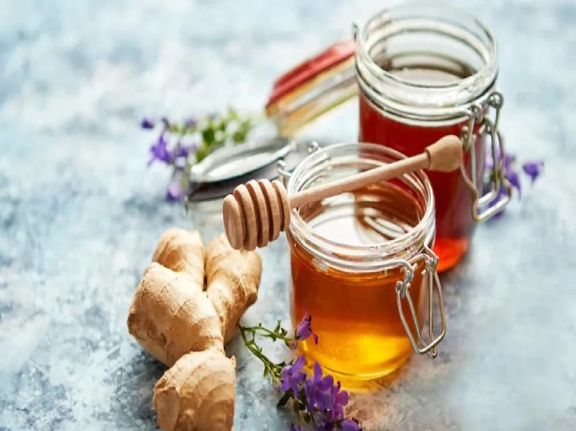মধু ও আদা-- ডঃ পীযূষ মাহেশ্বরী জানান, সর্দি-কাশি, জ্বরের মোকাবিলায় মধু ও আদা কার্যকর। আদায় রয়েছে অ্যান্টিভাইরাল ও অ্যান্টিব্যাকটেরিয়াল বেশিষ্ট্য যা শরীর থেকে ভাইরাস ও ব্যাকটেরিয়া দুর করে। মধুতে রয়েছে অ্যান্টিঅক্সিড্যান্ট যা খুসখুসে কাশি দূর করে। আদার রস আর মধু গরম জলে মিশিয়ে খান, নিমেষে ঠান্ডা লাগা থেকে আরাম পাবেন।