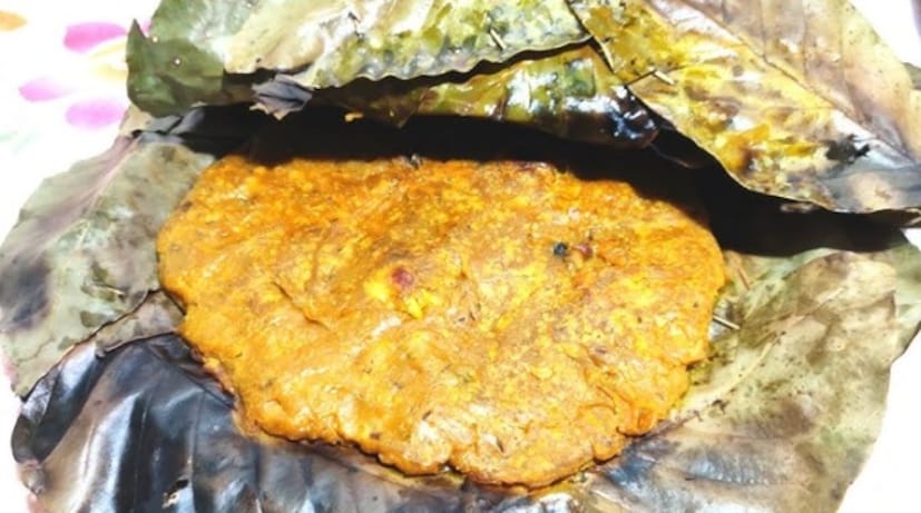 খাতড়া, বাঁকুড়া: জিল পিঠা কামড়ালেই মুখে মিলিয়ে যায়। এটা আসলে তৈরি হয় শাল পাতায় মুড়ে। বাঁকুড়ার জঙ্গলমহলের আদিবাসী এই খাবার অত্যন্ত ভাইরাল বাঁকুড়া পুরুলিয়া ঘুরতে আসা পর্যটকদের কাছে। পিঠে হলেও এটা তৈরি হয় মাংস দিয়ে। মিষ্টি নয় কিন্তু! মুলত এটি একটি মাংসের প্যানকেক। (নীলাঞ্জন বন্দ্যোপাধ্যায়)