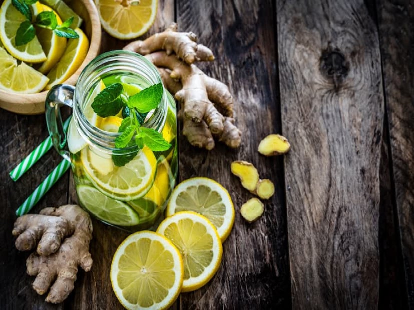 লেবু ও আদার রস-- উষ্ণ জলে লেবু ও আদার রস মিশিয়ে খেলে জ্বর, সর্দি-কাশি থেকে নিমেষে মুক্তি পাবেন। লেবুর রসে রয়েছে ভিটামিন সি যা শরীরের রোগ প্রতিরোধ ক্ষমতা বাড়ায়, আলা গলার খুসখুসানি দূর করে, কাশি কমায়। 