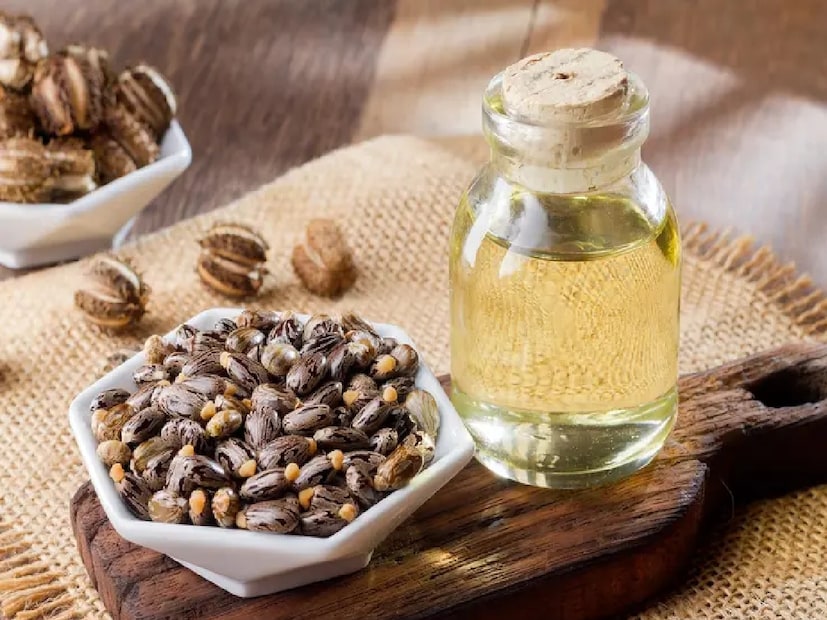 ক্যাস্টর অয়েল-- ক্যাস্টর অয়েলে প্রচুর পরিমাণে রিসিনোলিক অ্যাসিড রয়েছে যা প্রদাহনাশক, রয়েছে অ্যান্টিব্যাকটেরিয়াল গুণ এবং মাথার ত্বক সুস্থ রাখে। ক্যাস্টর অয়েল মাথার ত্বকে রক্তসঞ্চালন বাড়ায়, ফলে দ্রুত নতুন চুল গজাতে সহায়তা করে।