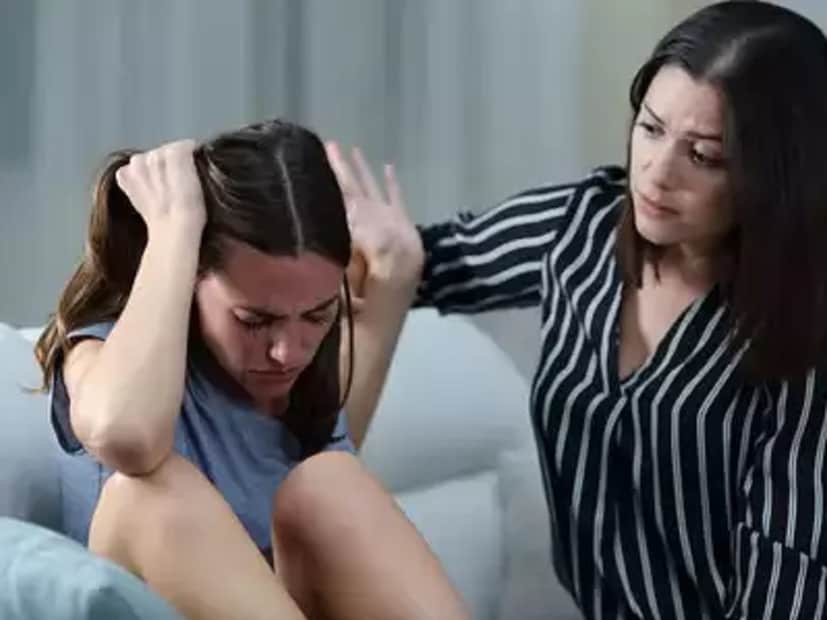 তাহলে কী করবেন? আপনার সন্তানেরও এমন স্বভাব হলে কী করলে ঠিক হবে? বিশেষজ্ঞদের পরামর্শ, শিশুকে প্রথম থেকেই গল্পের ছলে মনীষীদের জীবনী, ঈশপের নানা গল্প, নীতিকথা শেখান। বড় মানুষরা কেউ মিথ্যা পছন্দ করতে না অথবা মিথ্যা বিষয়টা খুব একটা গ্রহণীয় নয়, এই ধারণা মনের মধ্যে প্রবেশ করান। শিশুদের সামনে যতটা সম্ভব মিথ্যা এড়িয়ে চলুন। (প্রতীকী ছবি)