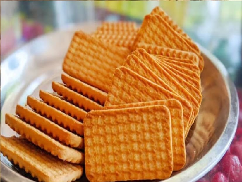 অতিরিক্ত বিস্কুট খেলে অ্যালার্জি হতে পারে। যাঁদের গ্লুটেন অ্যালার্জি আছে, তাঁদেরও হতে পারে একাধিক সমস্যা। বেশিরভাগ বিস্কুটেই থাকে প্রচুর ময়দা। যে কারণে অনেকের ক্ষেত্রে অর্শের সমস্যাও দেখা দিতে পারে।