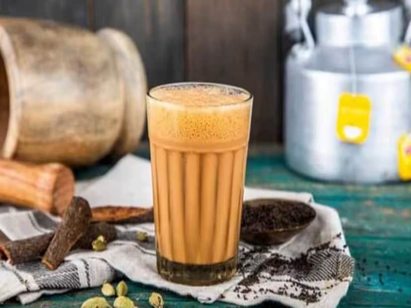 আবার অনেকের মধ্যে চা খাওয়া ছেড়ে দিলে ক্লান্তি, ব্রেন ফগ, মনোযোগের অভাব, ঝিমুনি ভাব ও মাথা ব্যথা হতে পারে। তবে, এসব উপসর্গ ক্ষণস্থায়ী, কয়েকদিনের মধ্যেই ঠিক হয়ে যায়। (Disclaimer: এই প্রতিবেদনটি কেবলমাত্র সাধারণ তথ্যের জন্য, তাই বিস্তারিত জানতে হলে সর্বদা বিশেষজ্ঞের পরামর্শ নিন।)