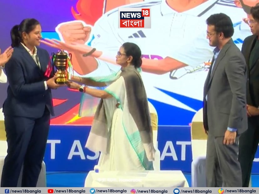 একের পর স্মারক, সম্মান হাতে তুলে দেওয়ার পর- রিচার উচ্ছ্বসিত প্রশংসা করেন মমতা বন্দ্যোপাধ্যায়৷  তিনি বলেন, ‘রিচা ভালবাসা দিয়ে বাংলা বিশ্ব জয় করবে আরও আরও। মনের শক্তি সব থেকে মানসিক শক্তি। নিজের কাজ নিজেকে করে যেতে হবে। দুর্গমকে জয় করে সেই জায়গায় পৌঁছাতে হবে। লড়তে হবে, করতে হবে, খেলতে হবে, জিততে হবে।’