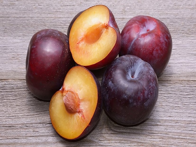 এটি দেহের ভিটামিন সি-এর চাহিদা পূরণ করে। এর পাশাপাশি এই ফল ডায়াবেটিস এবং হৃদরোগ প্রতিরোধেও গুরুত্বপূর্ণ ভূমিকা পালন করে। এছাড়া রক্তে ইনসুলিন এবং অক্সিজেনের মাত্রাও ঠিক রাখে প্লাম।