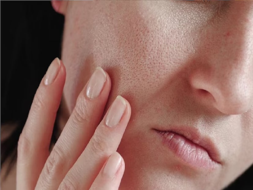 ভিটামিন সি: আপনি ত্বক রক্ষাকারী হিসাবে ভিটামিন সি এর কথা শুনে থাকতে পারেন তবে এটি একটি অ্যান্টিঅক্সিডেন্ট হিসাবে কাজ করে এবং কোলাজেন উৎপাদনের জন্য প্রয়োজনীয়। এই ভিটামিনের অভাবে ত্বক থেকে পানির ক্ষয় বেড়ে যায় যার ফলে ত্বক শুষ্ক হয়ে যায়। সর্বাধিক ত্বক সংরক্ষণের সুবিধার জন্য, সাইট্রাস ফল, গোলমরিচ, ক্যান্টালপ, স্ট্রবেরি, ব্রকোলি ইত্যাদি থেকে আপনার ভিটামিন সি পেতে পারেন।