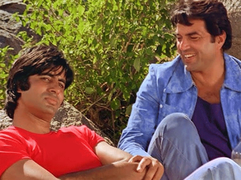 ১৯৭৫ সালে ধর্মেন্দ্রকে অমিতাভ বচ্চনের সঙ্গে দুটি সিনেমায় দেখা যায়। 'চুপকে চুমকে' ও 'শোলে'। রমেশ সিপ্পি পরিচালিত ১৯৭৫ সালের ১৫ অগাস্ট মুক্তি পাওয়া সিনেমা শোলে তৈরি করে ইতিহাস। 