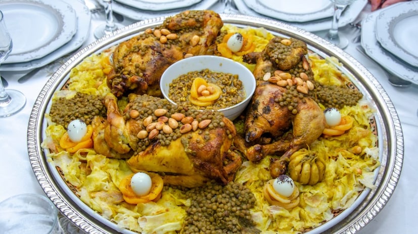 Rfissa- মরক্কোর এই ঐতিহ্যবাহী খাবারটি আরেকটি ক্লাসিক আমিষ খাবার যা সকলের একবার চেষ্টা করা উচিত। Rfissa-তে স্টিউ করা মুরগির টুকরো, ডাল এবং পেঁয়াজ কুঁচি করা মেসেমেন এবং পুরানো রুটির উপর পরিবেশন করা হয়। ঐতিহ্যবাহী এই খাবারটি স্থানীয়ভাবে শিশুর জন্মের তৃতীয় দিনে পরিবেশন করা হয়। (Image-Canva)