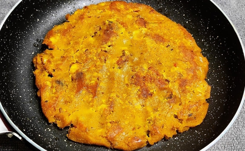 হাতের তালুতে চ্যাপ্টা করে তার মাঝখানে মাংসের তৈরি পুর ভরে মুখ বন্ধ করে দিয়ে, শাল পাতায় মুড়ে আগুনে রাখলেই তৈরি হয়ে যাবে মাংসের পিঠে। দেখতে চ্যাপ্টা থালার মত। অসম্ভব সুন্দর খেতে। বিক্রিও হয় জঙ্গলমহলের বিভিন্ন অনুষ্ঠানে, দাম থাকে ৮০ থেকে ৯০ টাকা। কি এবার জিল পিঠে খেতে ইচ্ছা করছে? তাহলে চলে আসতে হবে বাঁকুড়ার জঙ্গলমহলে। জঙ্গলমহলে যদি আসতে না পারেন তাহলে চলে আসুন খাতড়া।