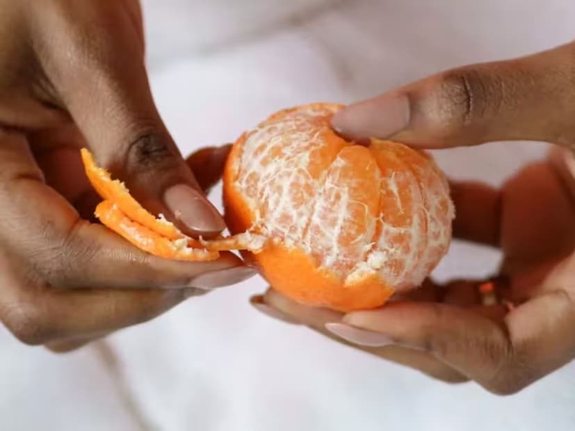 শীতের মৌসুমে খুব সহজেই ফ্লু, কাশি-সর্দি এবং ভাইরাল সংক্রমণের কবলে পড়ে। ইমিউনিটি বাড়াতে বিশেষ ভূমিকা পালন করে কমলালেবু। এতে উপস্থিত ভিটামিন-সি শরীরের রোগ প্রতিরোধ ক্ষমতা সক্রিয় করে, যার ফলে শরীর সংক্রমণের বিরুদ্ধে লড়তে সক্ষম হয়।