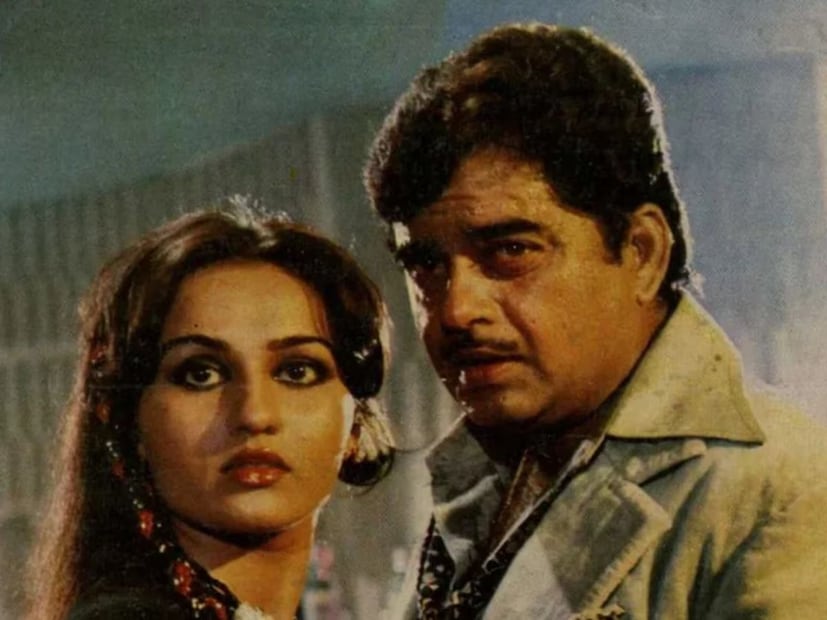 তাঁর জীবনীতে, শত্রুঘ্ন সিনহা স্বীকার করেছেন যে তিনি পুনম সিনহাকে বিয়ে করার পরেও রীনা রায়ের সঙ্গেও সম্পর্ক চালিয়ে গিয়েছিলেন। তবে সবচেয়ে চমকপ্রদ তথ্য সামনে এসেছে যেখানে বলা হয়েছে তাঁর বড় ভাই, রাম সিনহা থেকে, যিনি পুনম সিনহার প্রেগন্যান্সির পরেও শত্রুঘ্ন সিনহাকে রীনা রয়কে বিয়ে করে নেওয়ার চূড়ান্ত সময়সীমা বেঁধে দিয়েছিলেন। এই প্রকাশের পিছনের আকর্ষণীয় গল্পটি এখানে।