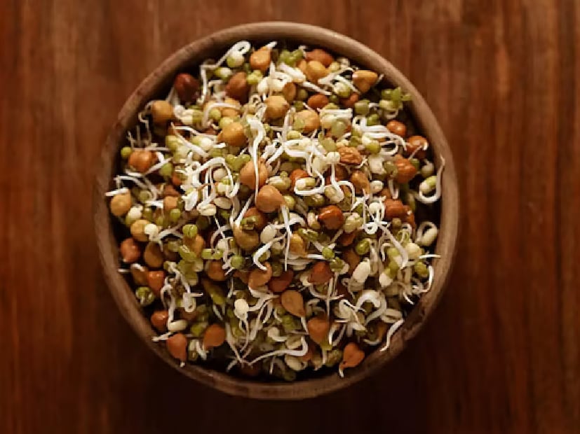 কিছু কিছু রোগ থাকলে এই খাবার রোজের ডায়েটে না রাখাই ভাল। বিশিষ্ট চিকিৎসক মিল্টন দাসের মতে, 'অনেকের ক্ষেত্রেই কাঁচা অঙ্কুরিত দানাশস্য খেলে হজমের সমস্যা শুরু হয়। এই খাবার সবাই হজম করতে পারেন না। তাই সারা বছর ধরে যাঁরা হজমজনিত সমস্যায় ভুগছেন, তাঁদের জন্য এই খাবার না খাওয়াই ভাল।' 