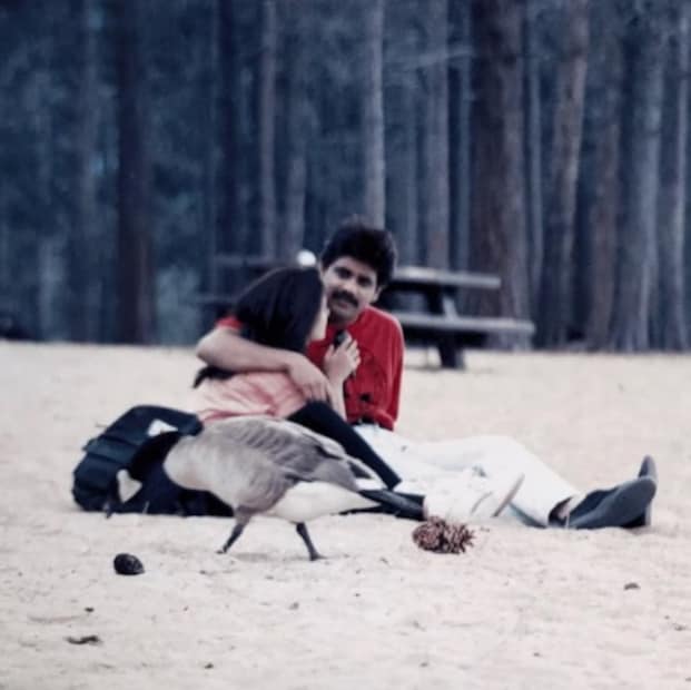 মা তাঁর খুব প্রিয়। এখন তিনি তাঁর স্বামী নাগার্জুনের সঙ্গে থাকেন। তাঁর মা এখন ৮৮ বছর বয়সি। তিনি বর্তমানে বাবা এবং মায়ের সেবা করে চলেছেন নিয়মিত। তাঁর বাবা উত্তরাখণ্ডের হিমালয়ে থাকেন। যদি তিনি যান, তবে তিনি সেখানে দশ দিন কাটানোর পরেই ফিরে আসেন। 