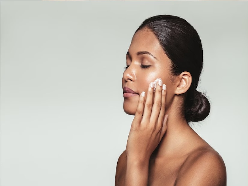 স্পর্শকাতর ত্বকের জন্য অ্যালোভেরা, ক্যামোমাইল রয়েছে এমন ময়েশ্চারাইজার সবচেয়ে কার্যকর হবে।