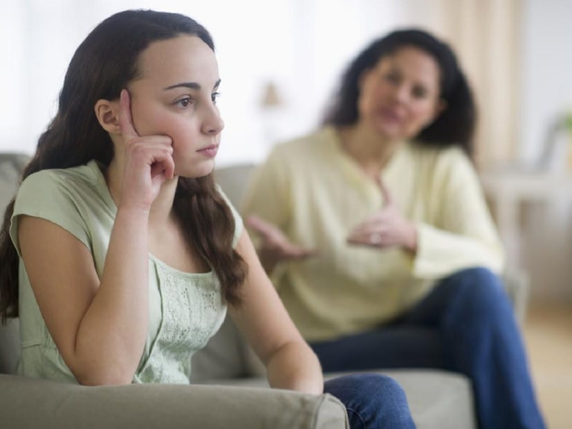 মনোবিদের মতে, শিশুরা অনেক সময় মনোযোগ আকর্ষণ করতে মিথ্যা বলে, কখনও বা কল্পনার আশ্রয় নিয়ে আবার কখনও বকুনির ভয়ে মিথ্যা বলতে বাধ্য হয় তারা। অনেক সময় তার ছোটখাটো মিথ্যা অভিভাবকরা বিশেষ গুরুত্ব না দিলে সে মিথ্যে বলাটাকে অপরাধের মধ্যেই ধরে না। (প্রতীকী ছবি)