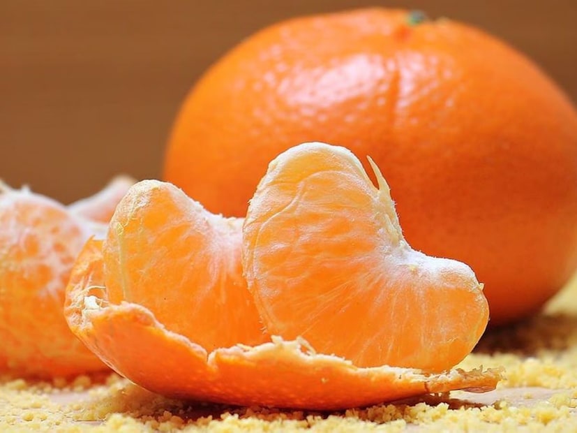 বাগেশ্বরের আয়ুর্বেদিক চিকিৎসক ডঃ এজল প্যাটেল কমলায় প্রাকৃতিক সাইট্রিক অ্যাসিড এবং ফাইবার থাকে, যা হজমকে সুষ্ঠুভাবে চালাতে সাহায্য করে। শীতকালে অনেকেরই কোষ্ঠকাঠিন্য এবং ভারী হওয়ার সমস্যা হয়, এমন পরিস্থিতিতে কমলা খেলে পেট হালকা থাকে এবং অন্ত্রের পরিষ্কারও ভাল হয়