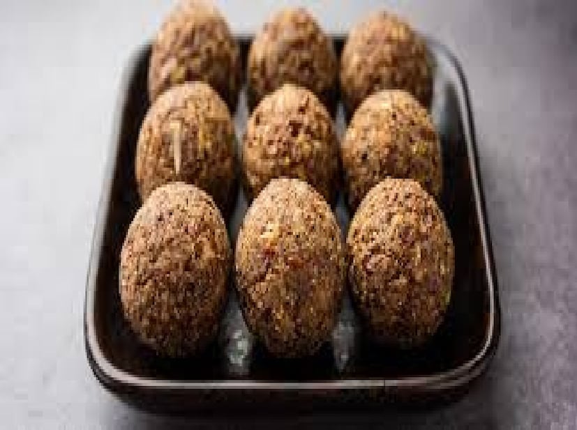 মিক্সারে তিন উপকরণের সঙ্গে গুড়ও গুঁড়ো করে নিন। গুড় তিন উপকরণ দিয়ে লাড্ডু তৈরিতে সাহায্য করবে। মাঝারি আকারের লাড্ডু বানিয়ে কাচের বয়ামে রেখে দিন। রোজ একটা করে খেলেই রূপ খুলবে, শরীরও ভাল থাকবে।