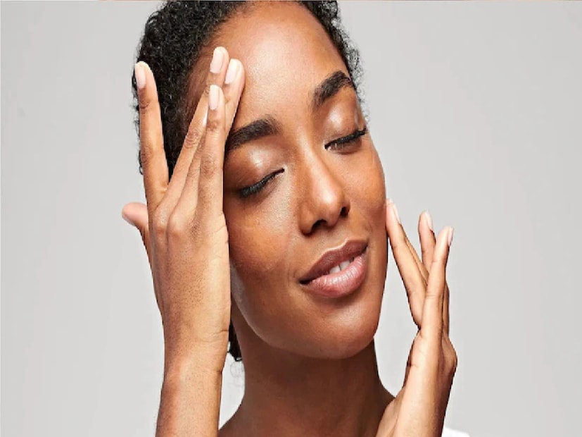 তৈলাক্ত ত্বক উপর থেকে তেলতেলে হলেও, ত্বকের নীচের অংশে আর্দ্রতার অভাব হয়। এই ধরনের ত্বকের জন্য উপযোগী হল লোশন বা হাইড্রেটিং জেল। ভিটামিন সি, সেরামাইড রয়েছে এমন ময়েশ্চারাইজার বেছে নিতে পারেন।