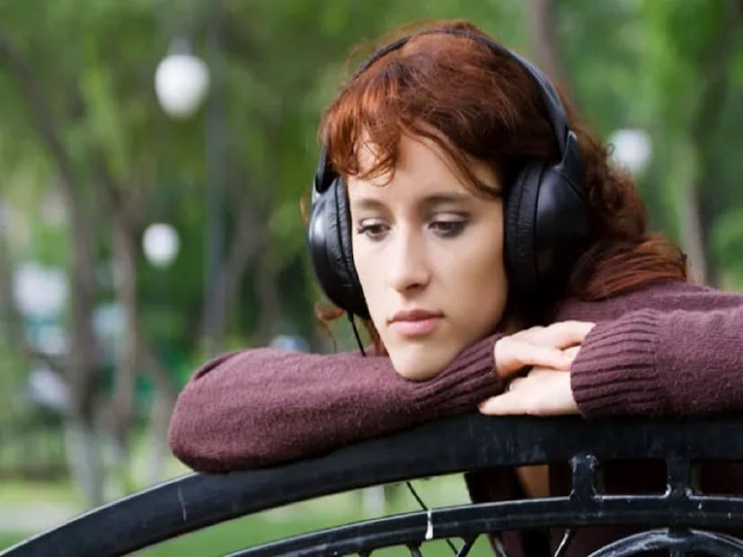 এটি পুরুষ ও নারী উভয়ের মধ্যেই নির্গত হয়। দুঃখ বা অন্যান্য চাপের প্রতিক্রিয়া হিসেবে এর বেদনানাশক প্রভাব আমাদের ব্যথা কমায়। আপনি যখন শোকগ্রস্ত থাকেন, তখন প্রোল্যাকটিন প্রশান্তি ও সান্ত্বনার অনুভূতি তৈরি করে। দুঃখের গান প্রোল্যাকটিন হরমোনের নিঃসরণ বাড়ায়। ফলে মানসিক কষ্ট ও চাপ থেকে সহজেই মুক্ত হওয়া যায়।