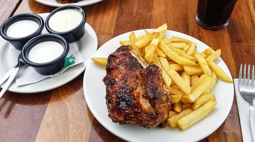 Pollo a la brasa- পেরুভিয়ান রোস্ট চিকেন নামেও পরিচিত, এই আমিষ খাবারটিতে মুচমুচে এবং রসালো, কাঠকয়লা দিয়ে ভাজা মুরগি থাকে যা ঐতিহ্যগতভাবে ফ্রেঞ্চ ফ্রাই এবং স্যালাডের সঙ্গে পরিবেশন করা হয়। পোলো আ লা ব্রাসা প্রথম ১৯৫০ সালে লিমায় শুরু হয়েছিল এবং এটি পেরুর অত্যন্ত জনপ্রিয় চিকেনের একটি ডিশ (Image-Canva)