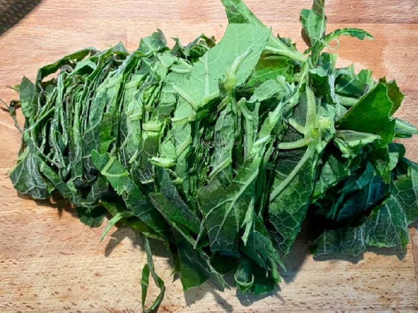 এ বার কড়াইয়ে সর্ষের তেল গরম করে শুকনো লঙ্কা ও কাঁচা লঙ্কাগুলি ভেজে নিন। ওই একই তেলে পেঁয়াজ ও রসুন কুচিও ভেজে নিন। এ বার আলাদা একটি পাত্রে ভাজা কাঁচা লঙ্কা, সর্ষের তেল, ভাজা পেঁয়াজ, রসুন কুচি একসঙ্গে চটকে সেদ্ধ লাউপাতাগুলি মিশিয়ে আরও এক বার মেখে নিলেই তৈরি লাউ পাতার ভর্তা। গরম ভাতের সঙ্গে দারুণ জমে যাবে এই পদ।