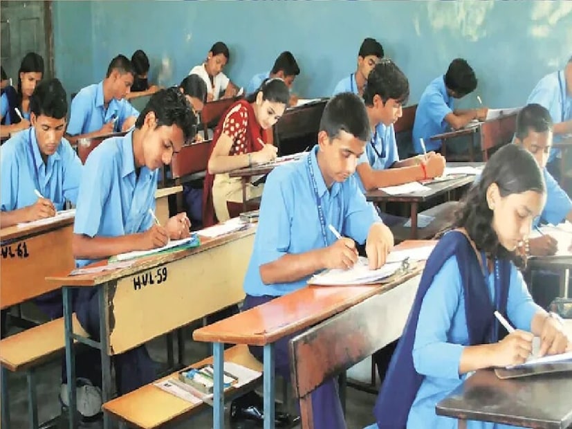 এই স্কলারশিপে আবেদন করতে গেলে ছাত্র-ছাত্রীদের অবশ্যই কিছু ক্রাইটেরিয়া পূরণ করতে হবে। সেগুলি হল-- প্রথমত ছাত্রছাত্রীদের অবশ্যই দৃষ্টি প্রতিবন্ধী, শ্রবণ প্রতিবন্ধী, অস্থি সংক্রান্ত যে কোনও প্রতিবন্ধী বা মানসিক প্রতিবন্ধী থাকতে হবে। এমনকি সর্বনিম্ন ৪০% প্রতিবন্ধকতা থাকতে হবে।