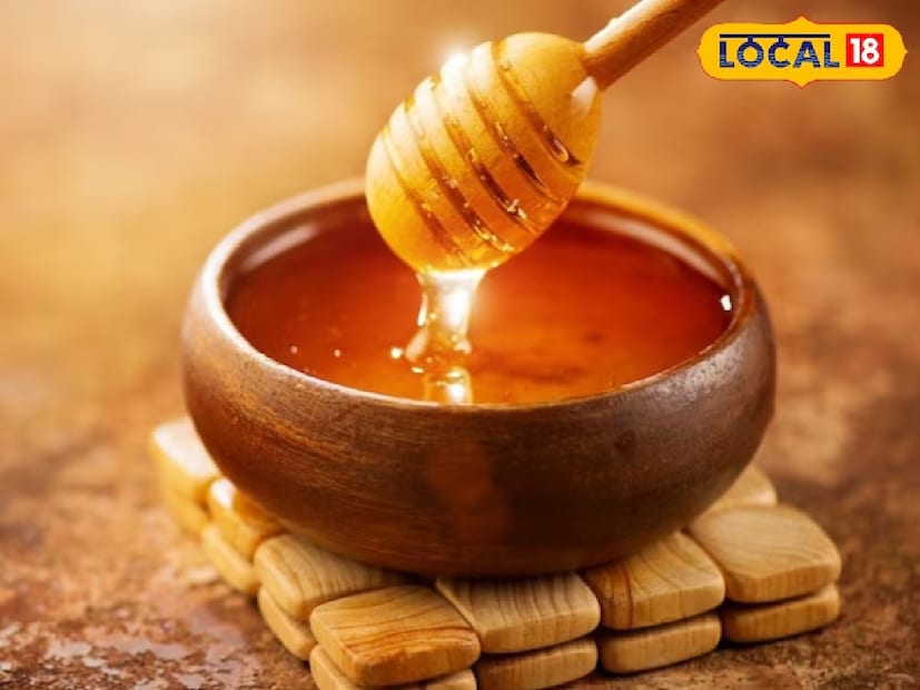 মধুতে প্রচুর পরিমাণে অ্যান্টিসেপটিক এবং প্রদাহ-বিরোধী বৈশিষ্ট্য রয়েছে। যদি আপনার ঠোঁট ফাটা এবং শুষ্ক থাকে, তাহলে সামান্য মধু লাগালে তাৎক্ষণিক আরাম পাওয়া যাবে। মধু কেবল আপনার ঠোঁটকে আর্দ্রতা দেয় না বরং দ্রুত নিরাময়েও সাহায্য করে।