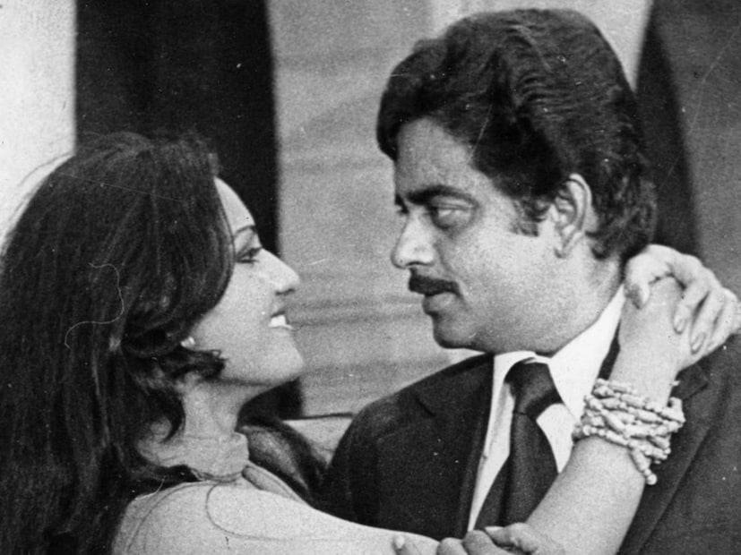 শত্রুঘ্ন সিনহার জীবনীটির লেখক ভারতী এস. প্রধান এই কথা লিখেছেন। এই জীবনী অনুসারে, এটি ছিল ১৯৮৩ সাল। শত্রুঘ্ন সিনহা তার স্ত্রী পুনম সিনহার সঙ্গে ছিলেন, যিনি তাদের প্রথম সন্তান (যমজ পুত্র, লভ এবং খুশ) জন্ম দিতে চলেছিলেন। এই সময়ে, তাঁর বড় ভাই, রাম সিনহা, তাঁকে রীনা রায়ের বাড়িতে আমন্ত্রণ জানিয়েছিলেন। পৌঁছানোর পর, রাম সরাসরি তাঁকে বলেছিলেন, 